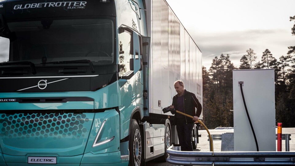 - For å øke etterspørselen etter elektrifiserte lastebiler, må ladeinfrastrukturen utvides raskt, sier Roger Alm, president Volvo Trucks.