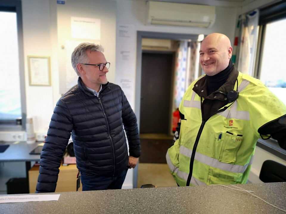 Kjetil Wigdel (t.v.) er til og med 31. desember 2019 avdelingsdirektør for Trafikant- og kjøretøyavdelingen i Region øst. 1. januar 2020 starter han i ny jobb som avdelingsdirektør for utekontrollavdelingen i Trafikant- og kjøretøydivisjonen i Statens vegvesen. Da blir han leder for alle Statens vegvesens utekontrollører i Norge. Bildet er fra kontrollrommet ved vekta på Jessheim trafikkstasjon. Til høyre står kontrolleder Bjørn Uno Rogneby som har Wigdel som sjef i dag i Region øst, og som fortsatt har det når regionene går over i historien og divisjonene overtar.