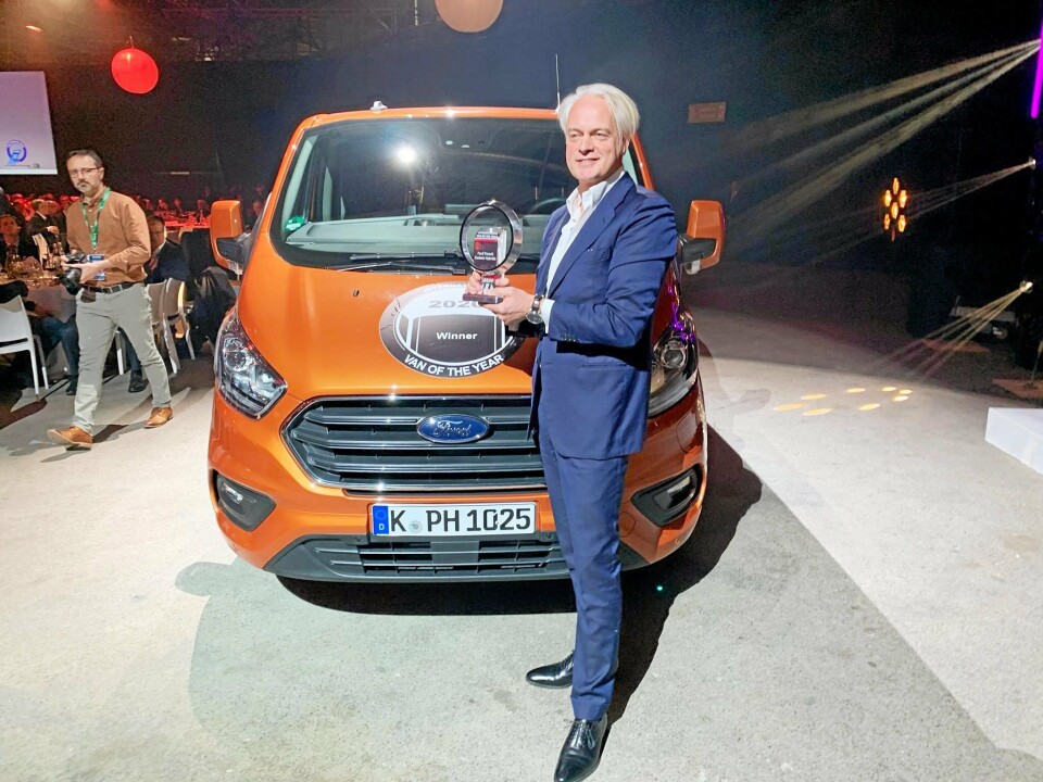 Hans Schep, daglig leder for nyttekjøretøy i Ford Europa mottok beviset på at Ford Transit Custom hybrid kan smykke seg med tittelen International Van of the Year 2020.