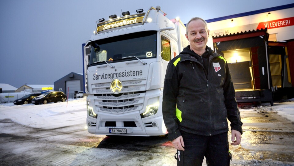 ÅRETS VINNER: Mercedes-Benz ble soleklar vinner som «Truck Of The Year 2020». Stig Madsen er den første i Norge som fikk den nye modellen.Han kjører helt ytterst i Lofoten tre ganger i uka. ÅRETS VINNER: Mercedes-Benz ble soleklar vinner som «Truck Of The Year 2020». Stig Madsen er den første i Norge som fikk den nye modellen.Han kjører helt ytterst i Lofoten tre ganger i uka.