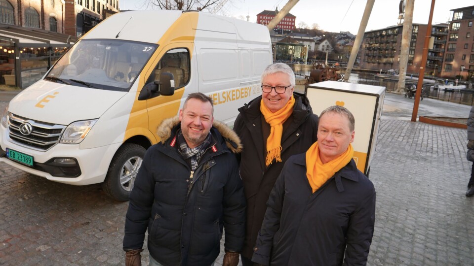 Jørn Arve Flått (til venstre), leder i miljø-og næringskomiteen i Trondheim kommune, strategidirektør Per Johannessen i Ragn-Sells og regiondirektør Odd Roger Tiller i Posten gleder seg til Elskede by er i gang i Trondheim.