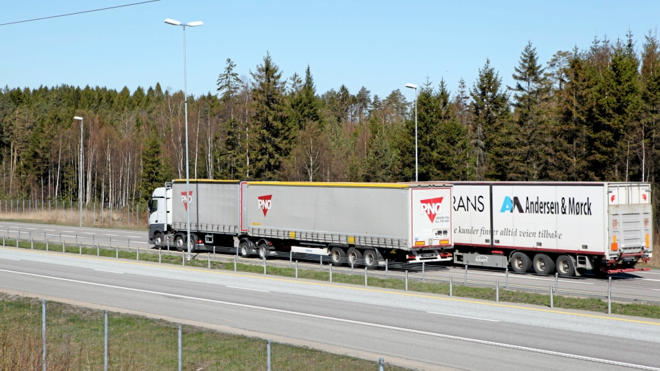Nå kan man kjøre «vanlige» vogntog med opp til 24 meters lengde og 60 tonn totalvekt på modulvogntogveinettet i Norge. Bilde av modulvogntog på en del av dette veinettet, på E6 i Råde (Østfold).