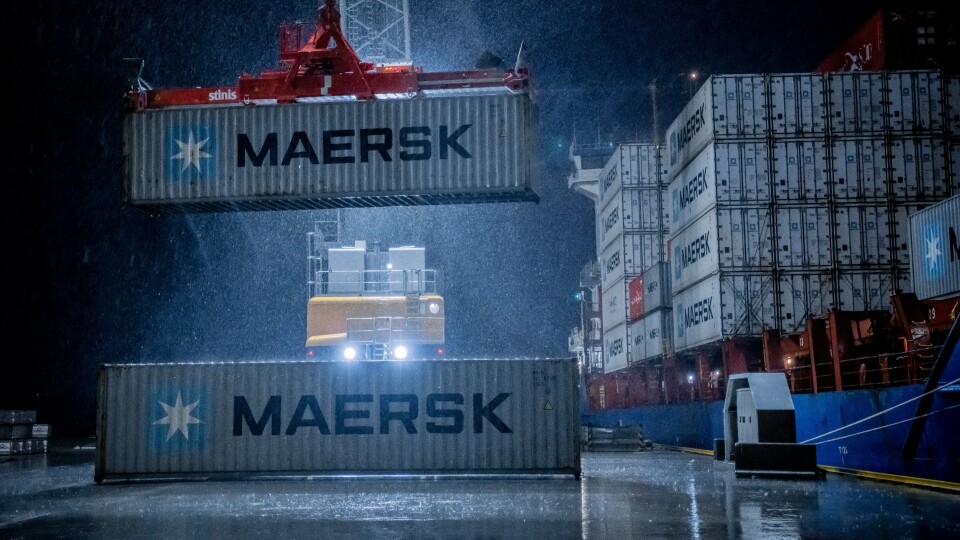 Haugesund Cargo Terminals, Husøy. Bildet viser containere, som blir lastet ombord på Maersks «JSP Sleipner». Containerskipet har en kapasiet på 916 TEUs. Foto Øyvind Sætre/Karmsund Havn.