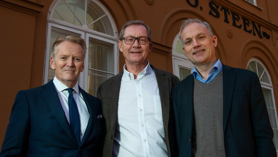 F. v.: Bjørn Maarud (avtroppende administrerende direktør), Sverre Leiro (styreleder Bertel O. Steen) og Harald Frigstad.
