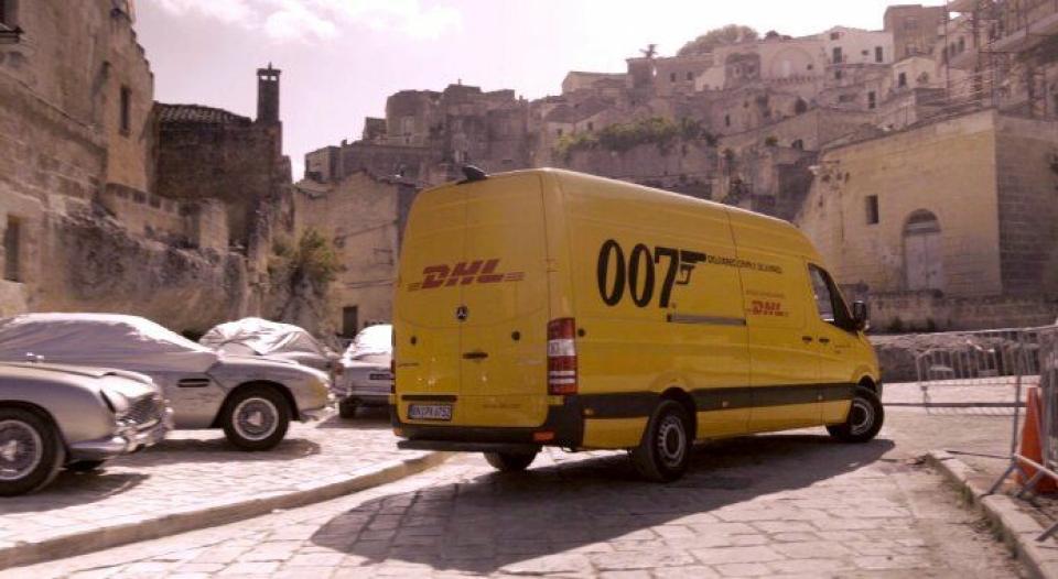 DHL har stått for logistikken i forbindelse med innspillinger av James Bond-filmer siden 2005. Den nyeste filmen «No Time To Die» har kinopremiere 2. april 2020. Den er filmet i Norge, Italia (bildet), Jamaica og naturligvis Storbritannia.