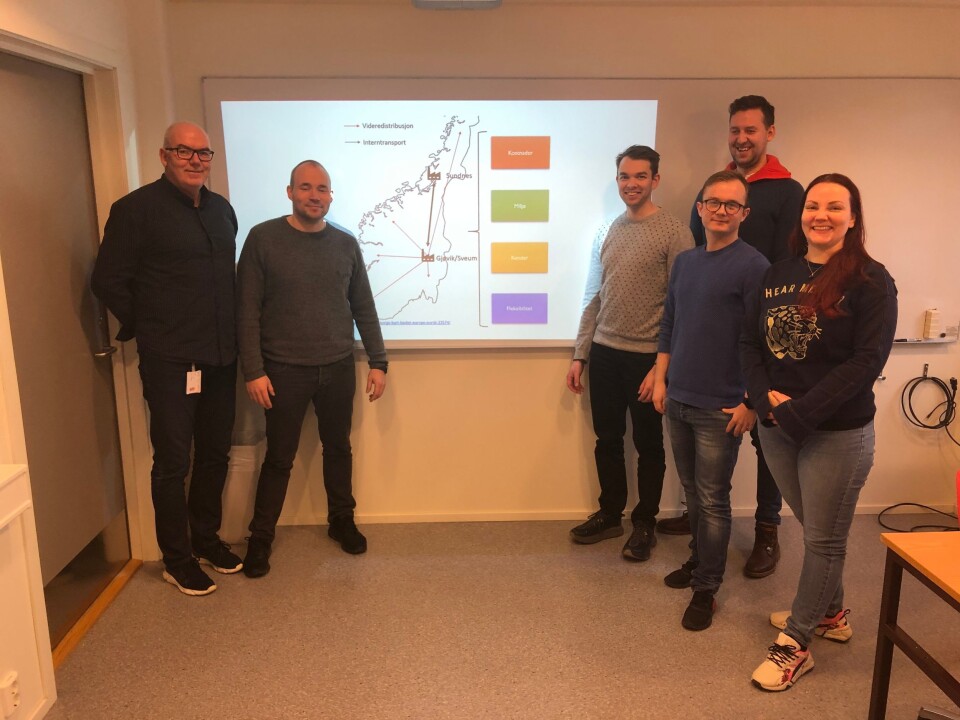 Her under presentasjonen av et av skolens hovedprosjekter. Fra venstre avdelingsleder Roy Jakobsen, og studentene Rune Øverlie, Henrik Skjørstad, Thor Fr. Kristiansen, Jon-Vegard Torgersrud og Siri Röch.