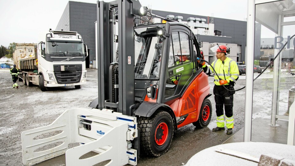 Truckfører Julio Cesar Juma kan fylle biogass rett ved Roafs eget anlegg. Truckfører Julio Cesar Juma kan fylle biogass rett ved Roafs eget anlegg.
