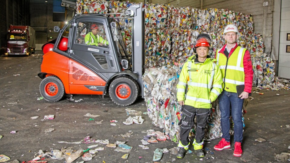 Hesselberg Trucks Tor Arne Heiberg (til høyre) overleverte den nye trucken til fabrikksjef Thomas Nguyen 30. januar. Hesselberg Trucks Tor Arne Heiberg (til høyre) overleverte den nye trucken til fabrikksjef Thomas Nguyen 30. januar.