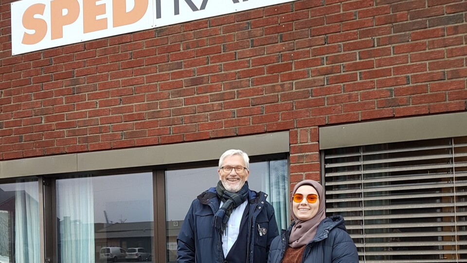 Diana Mezjijeva og daglig leder Helge Larsen i Sped Trans AS er stolte over å representere en traineebedrift.