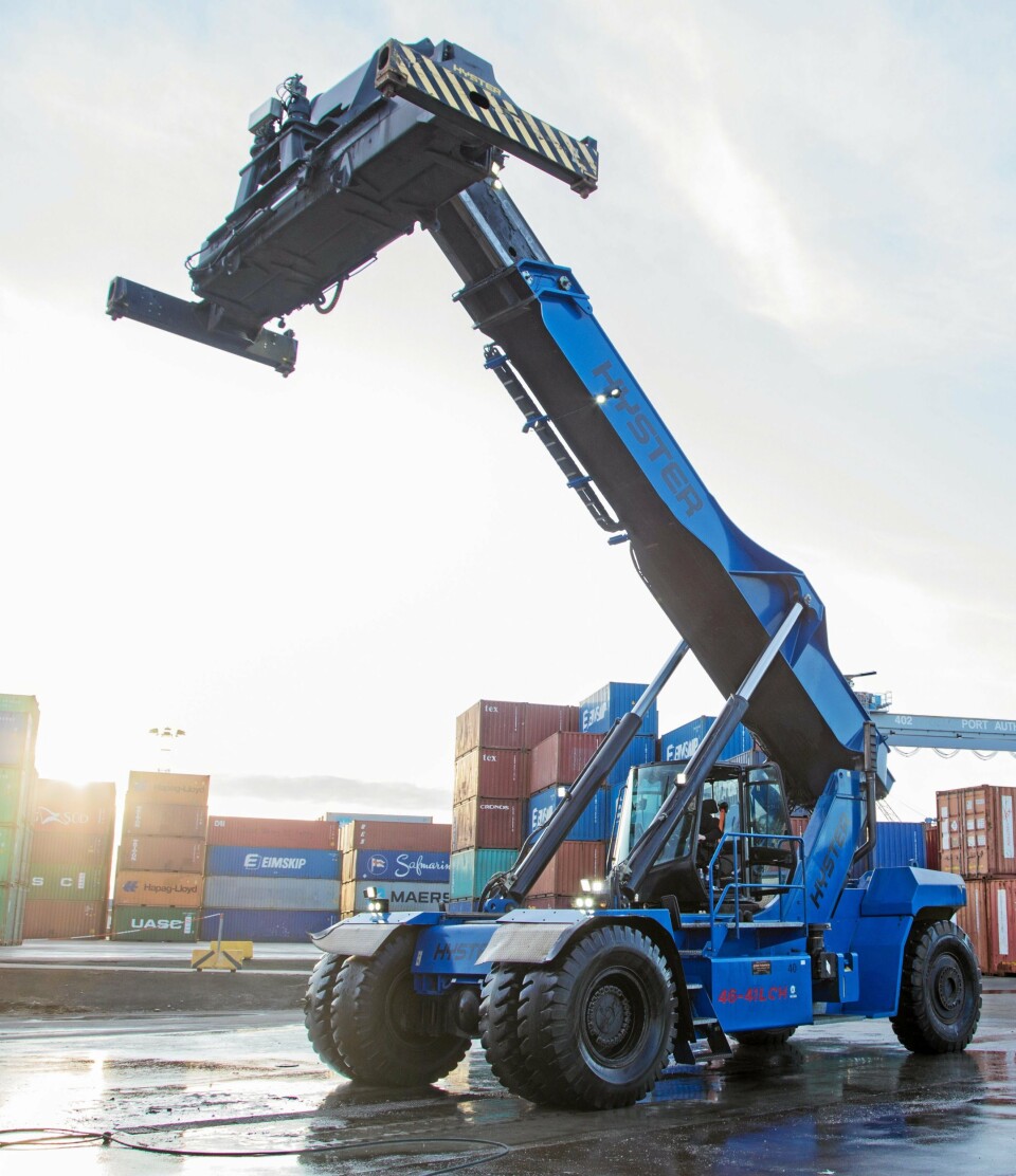 STORT OG SMÅTT: Hyster leverer løfteutstyr i alle segmenter. Her en reach stacker som går i Borg Havn.