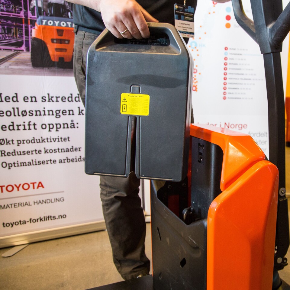 Batteriet veier kun 7 kg, og tas lett ut. Egenvekten til trucken er kun 137 kg.