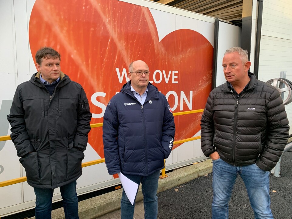 Fra venstre: Jon Are Wethal (Norsk Scania), John Laustad (Norsk Scania) og Trond Morten Pettersen (transportsjef i Asko) ved presentasjonen av den elektriske Scania-en onsdag 12. februar.