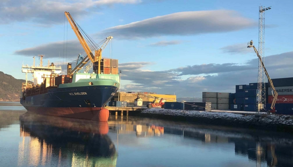 Atle Olav Larsen var med på å bygge opp det 26 år gamle North-Sea Container Line AS (NCL). Her anløper NCL Svelgen containerhavnen på Orkanger.