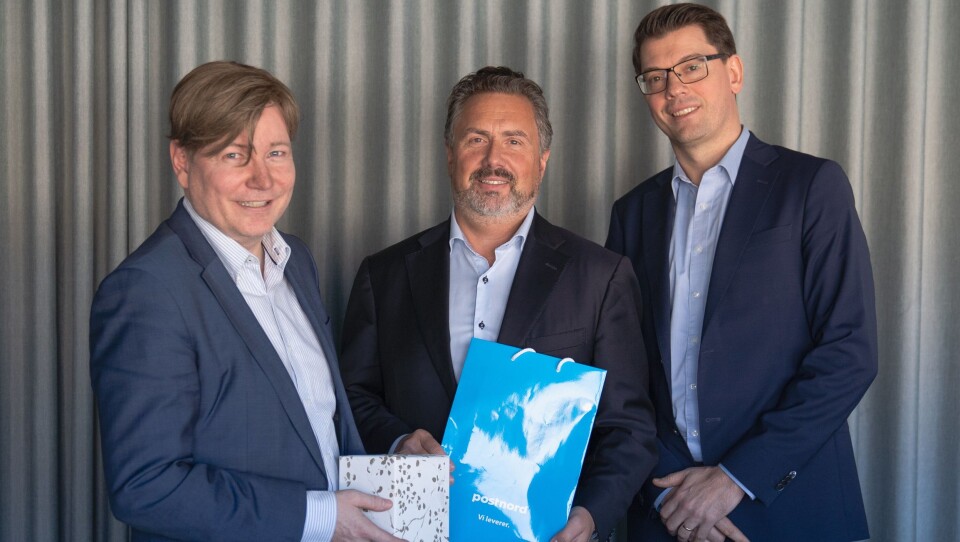 Robert Lona ønskes velkommen av kommunikasjons- og markedsdirektør Ole A. Hagen (t.v.) og finansdirektør Runar Steen.
