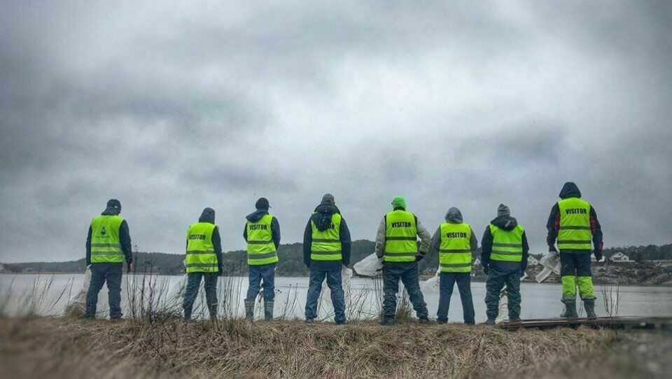 Ryddecrewet klart for en ny dag med plukking av søppel, som har blåst inn til naturreservatet Øra . Are S. Grønsund er prosjektleder for «Marin omsorg». Ryddecrewet klart for en ny dag med plukking av søppel, som har blåst inn til naturreservatet Øra . Are S. Grønsund er prosjektleder for «Marin omsorg».