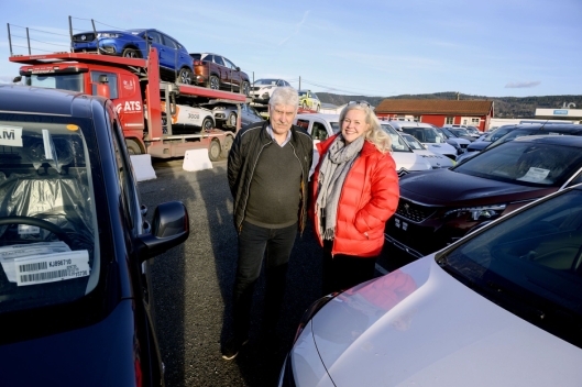 EFFEKTIVE: Eier av ATS Øivind Johansen og daglig leder Benedicte Markveien vil gjøre transporten av biler så effektiv som mulig.