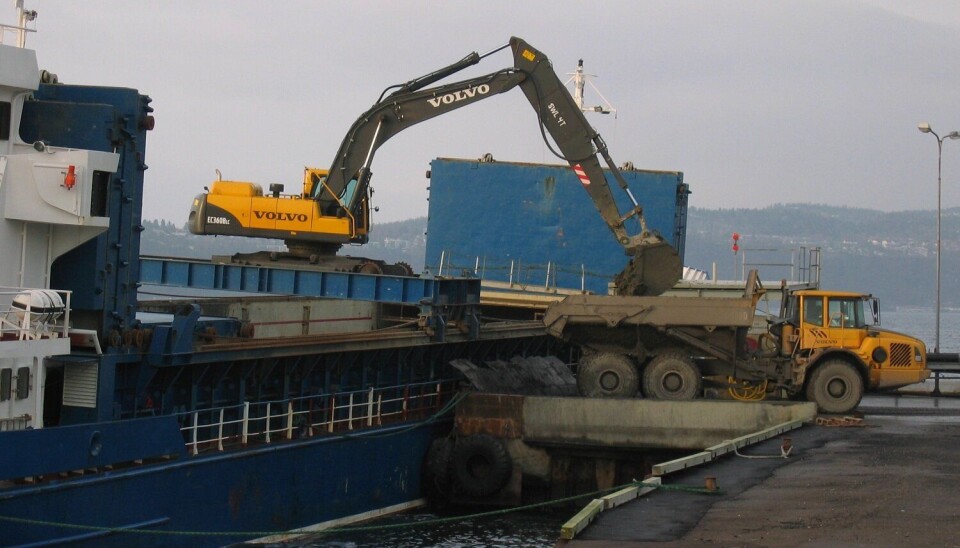 Lossing av flyveaske fra skip på Langøya. (Foto: NOAH AS)