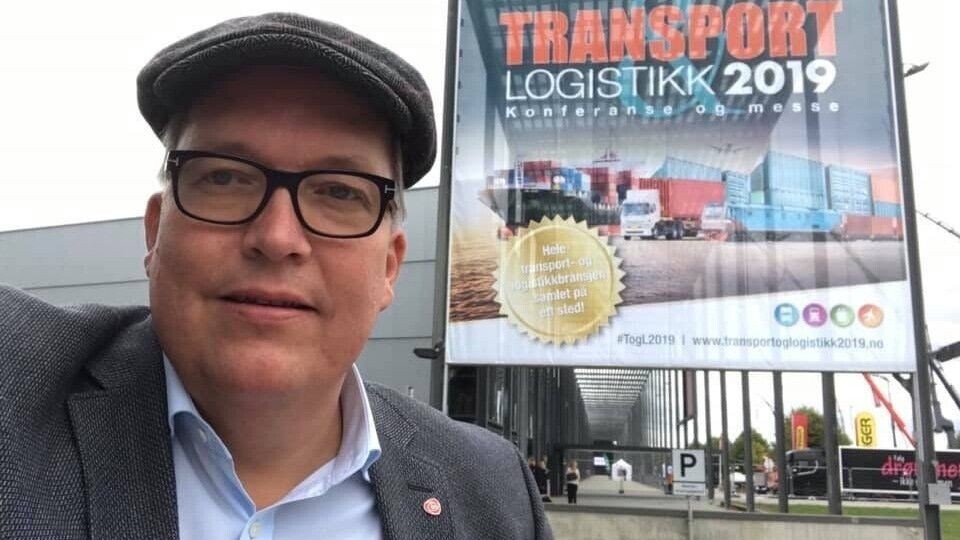 Sverre Myrli er stortingsrepresentant for Akershus og er Arbeiderpartiets transportpolitiske talsmann på Stortinget. Han er inne i sin femte stortingsperiode og har utdanning fra Høgskolen i Oslo og Handelshøjskolen i København. Han har permisjon fra jobb i Forsvarsbygg og var politisk rådgiver i Samferdselsdepartementet 1996-97. Myrli er opptatt av alle transportformer. Ikke minst det store omfanget av kabotasje som foregår i Norge i dag, både i lovlig og ulovlig form. Han er også sterk tilhenger av mer gods på bane og sjø. Sverre Myrli er stortingsrepresentant for Akershus og er Arbeiderpartiets transportpolitiske talsmann på Stortinget. Han er inne i sin femte stortingsperiode og har utdanning fra Høgskolen i Oslo og Handelshøjskolen i København. Han har permisjon fra jobb i Forsvarsbygg og var politisk rådgiver i Samferdselsdepartementet 1996-97. Myrli er opptatt av alle transportformer. Ikke minst det store omfanget av kabotasje som foregår i Norge i dag, både i lovlig og ulovlig form. Han er også sterk tilhenger av mer gods på bane og sjø.