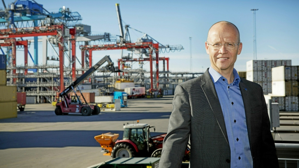 Havnedirektør i Oslo, Ingvar M. Mathisen, skryter av både rederier og egne ansatte som sørger for fortsatt vareforsyning til landet.