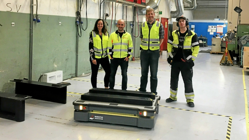 I DRIFT: Hos Øglænd Systemhar Robotic Innovation levert en robot som flytter paller. Fra venstre Annette Anfinnsen, Kenan Jazavac, Eivind Lye og Marius Lundegård.