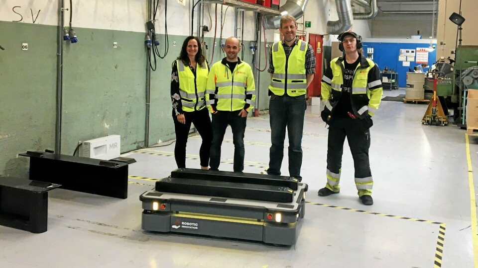 I DRIFT: Hos Øglænd Systemhar Robotic Innovation levert en robot som flytter paller. Fra venstre Annette Anfinnsen, Kenan Jazavac, Eivind Lye og Marius Lundegård. I DRIFT: Hos Øglænd Systemhar Robotic Innovation levert en robot som flytter paller. Fra venstre Annette Anfinnsen, Kenan Jazavac, Eivind Lye og Marius Lundegård.