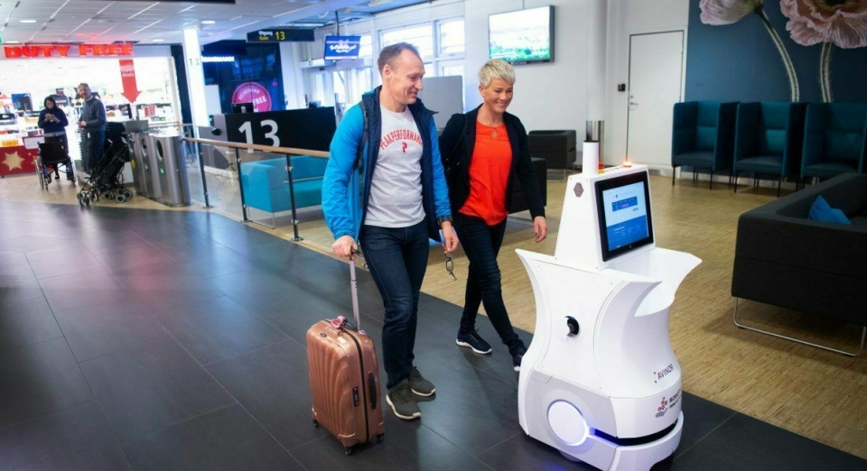 På Stavanger lufthavn Sola kan de reisende få hjelp av roboten Alexis til å finne fram.