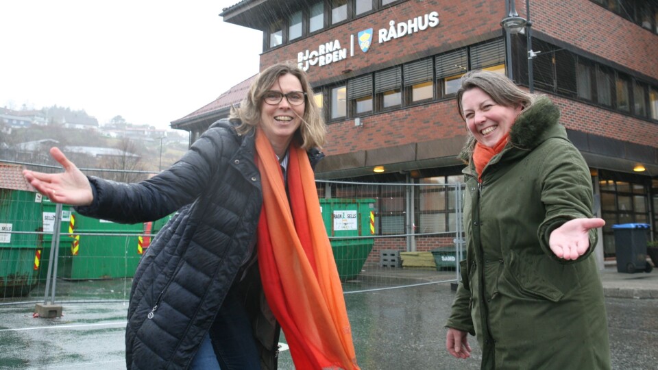 Tollgründer Grete Astad og nyansatt tollkonsulent Monica Flaterås ønsker 1. april velkommen til Tollkonsults nye avdeling i Bjørnafjorden. Foto: Per Dagfinn Wolden