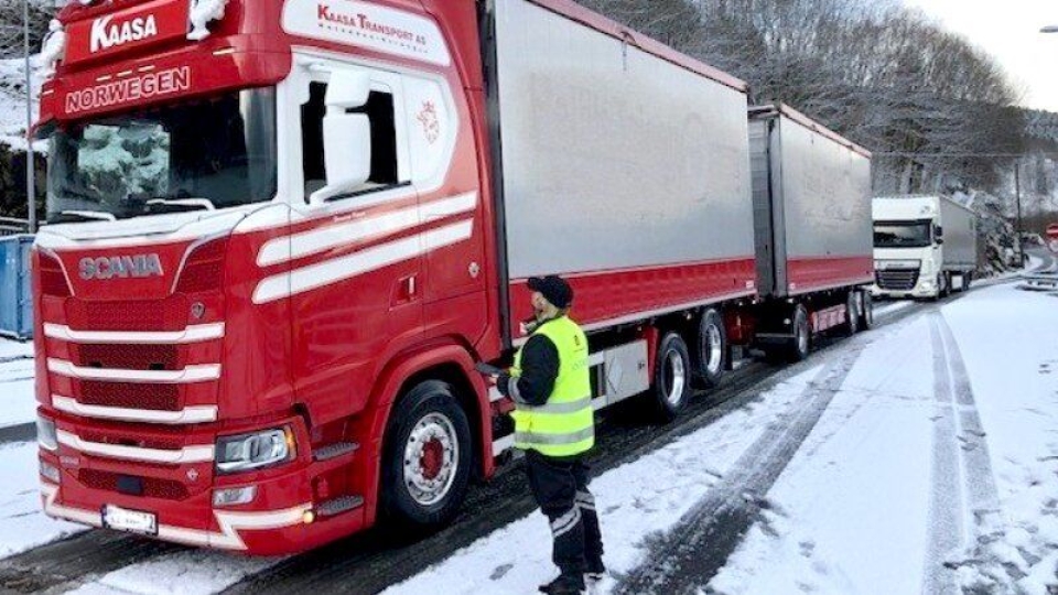 ALT I ORDEN: Kontrollørene holder god avstand under tungbilkontroller. Dette bildet er fra Romslo kontrollplass utenfor Bergen. Vogntoget som blir sjekket hadde alt i orden.