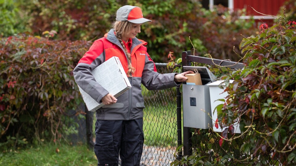 Posten både leverer og henter pakker i folks postkasser i et forrykende tempo for tiden.