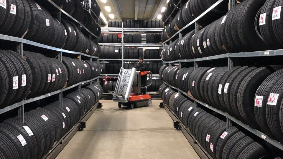 Dekkløfteren er smal og takler svært trange kjøreganger.