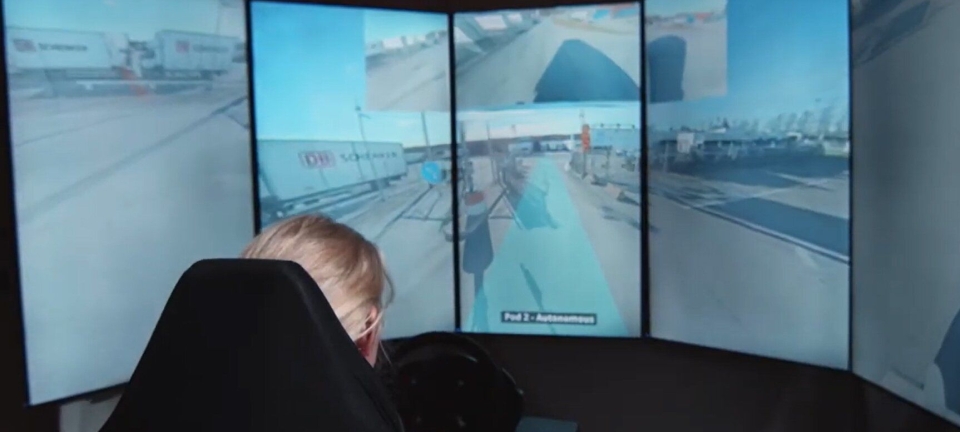 Her styrer hun to lastebiler samtidig