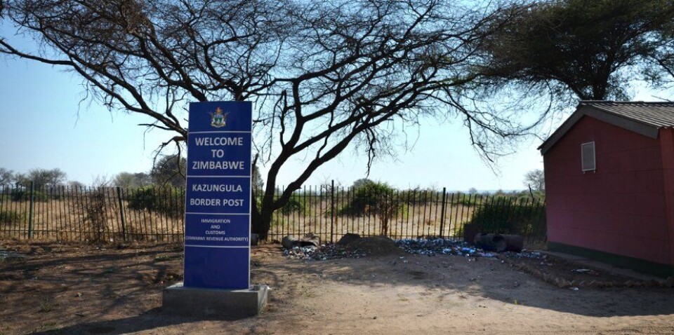 Velkomst-skilt i Kazangula, der man etter sigende blir fratatt pass, banket opp, internert og tvangstestet under våpenløp. Velkomst-skilt i Kazangula, der man etter sigende blir fratatt pass, banket opp, internert og tvangstestet under våpenløp.