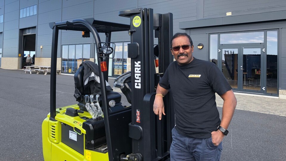 CLARK TIL INNSATS: Thaya Arumairasa gleder seg til å tilby Clark til det norske markedet. Her foran Truck Teks anlegg i Brønnøysund.
