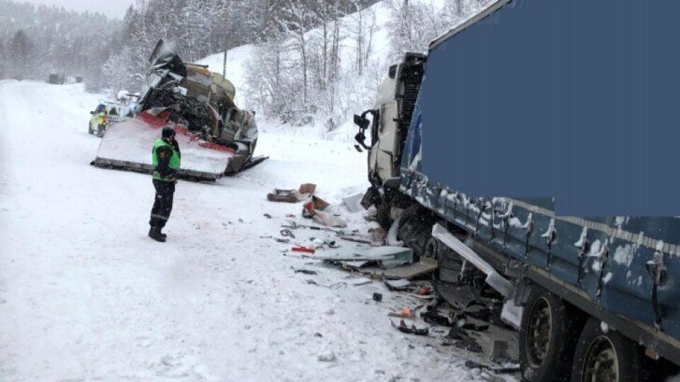 Lørdag 2. februar 2019 kjørte et vogntog sørover på rv. 3 ved Stor-Elvdal. I motsatt kjøreretningkjørte en brøytebil. Ved kjøring gjennom en høyrekurve i nærheten av Messelt mistet vogntog-sjåførenkontrollen, kom over i motgående kjørefelt og kolliderte med rekkverket på veiens venstre side.Etter å ha truffet autovernet fortsatte vogntoget i motsatt kjørefelt i ca. 15 meter før det kollidertemed den motgående brøytebilen. Treffpunktet for kollisjonen var i brøytebilen sitt kjørefelt.Sammenstøtet mellom de to kjøretøyene var så kraftig at plogen på brøytebilen ble rettet ut ogfungerte som en rampe for vogntoget, som kjørte opp i førerhuset til brøytebilen. Brøytebilsjåføren ble hardt skadd, vogntogsjåføren var fysisk uskadd.