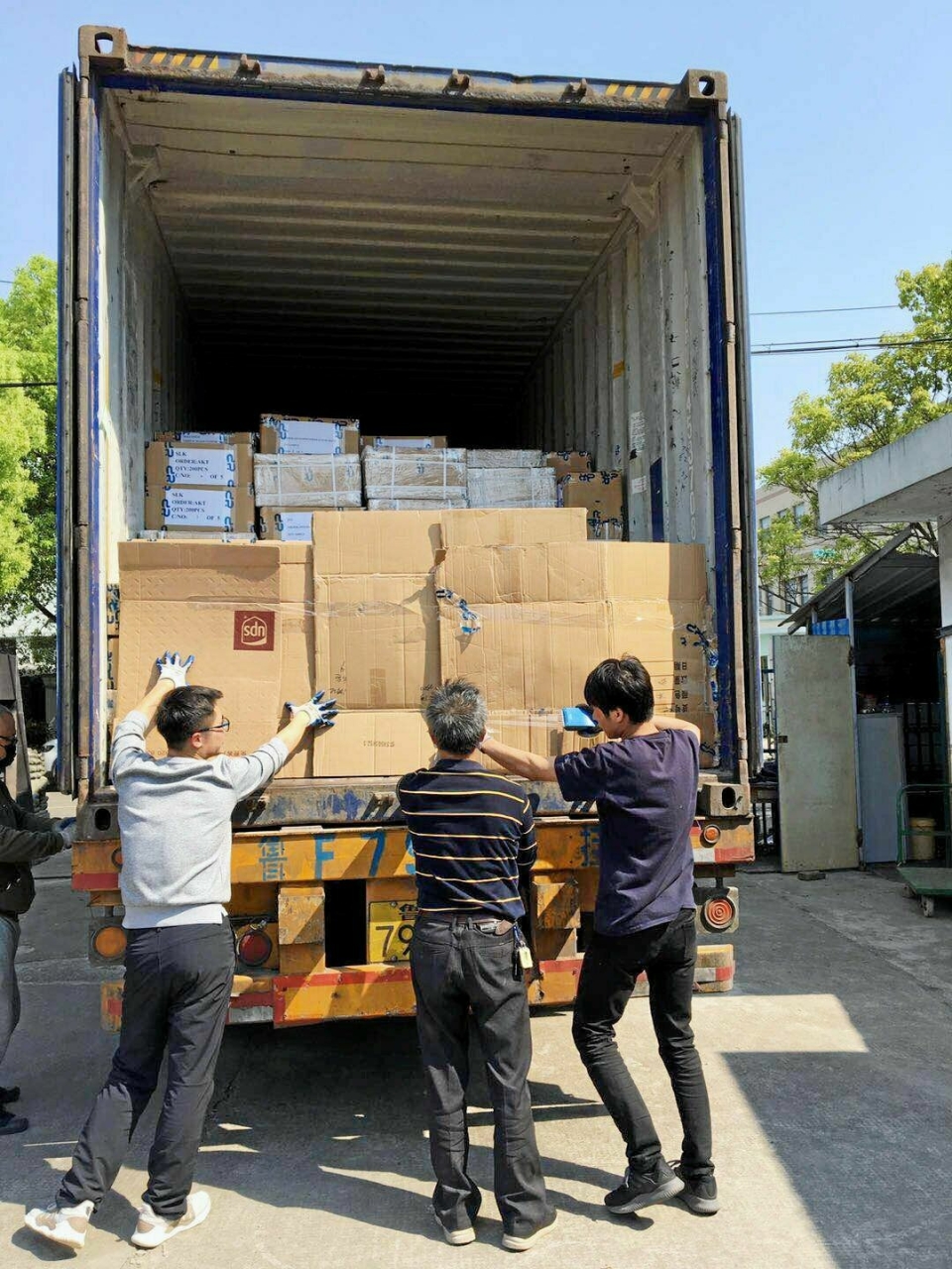 Lasten ble pakket i en container i Yuyao sør for Shanghai og brukte 20 dager på turen til Vestby.