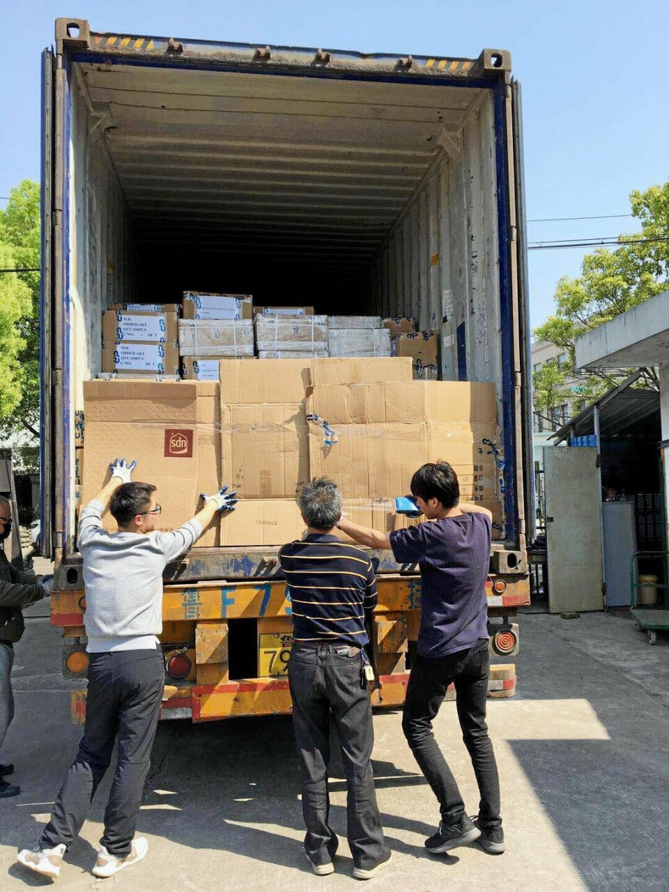 Lasten ble pakket i en container i Yuyao sør for Shanghai og brukte 20 dager på turen til Vestby. Lasten ble pakket i en container i Yuyao sør for Shanghai og brukte 20 dager på turen til Vestby.