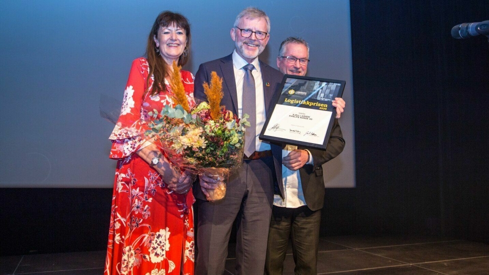 Pipelifes Kjell J. Larsen ble tildelt Logistikkprisen under festmiddagen på Røroskonferansen i februar. Her flankeres han av jurymedlemmene Bente Solberg og Jan Ola Strandhagen.
