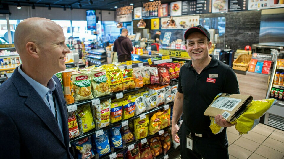 PAKKE PÅ STASJON. Avtaleansvarlig Øyvind Bredland hos Circle K Norge og daglig leder Bekim Istrefi ved Circle K Brynseng i Oslo gleder seg til å tilby pakkehenting på stasjon. Foto: Johnny Syversen/josy.no