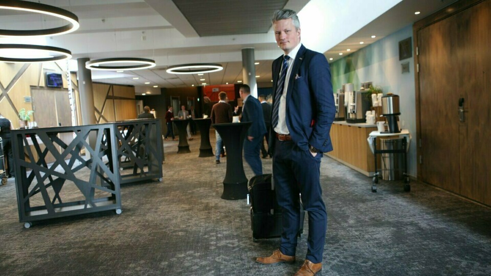 Avinors flyfraktsjef, Martin Langaas, er konstant på farten for å selge flyfrakt-konseptet, og som fyller flyene som letter fra Gardermoen med norsk sjømat. I disse korona-tider er kontakten i hovedsak på telefon fra hjemmekontor. Foto: Per Dagfinn Wolden Avinors flyfraktsjef, Martin Langaas, er konstant på farten for å selge flyfrakt-konseptet, og som fyller flyene som letter fra Gardermoen med norsk sjømat. I disse korona-tider er kontakten i hovedsak på telefon fra hjemmekontor. Foto: Per Dagfinn Wolden