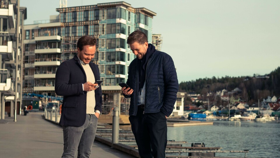 inn Magnus Holden (til venstre), forretningsutvikler Unloc, og Marius Leiddal, eiendomsutvikler i AF Eiendom tester ut nøkkeldeling på Kilen Brygge i Sandefjord.