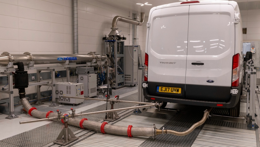 De nye WLTP-avgassmålingene har betydd en enda mer omfattende testing for bilprodusentene og her ved Fords utviklingssenter i Dunton, UK har de måttet øe testkapasiteten med flere nye testkammere. (Foto: Ford)