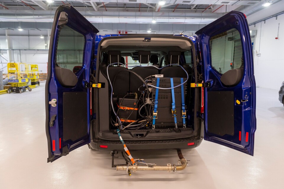 Både landevei og laboratorium tas i bruk når bilene skal avgass-testes. (Foto: Ford)