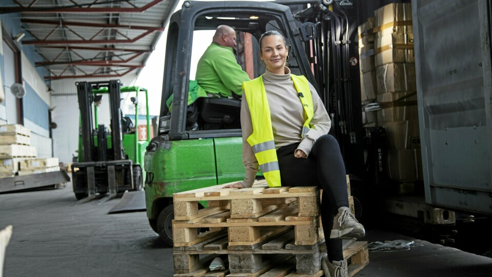 HAR OVERSIKT: Elin Fohlin holder kontroll på pallene til Bring Warhousing i Kongshavn, og har fått en enklere og mer digital hverdag de siste månedene.