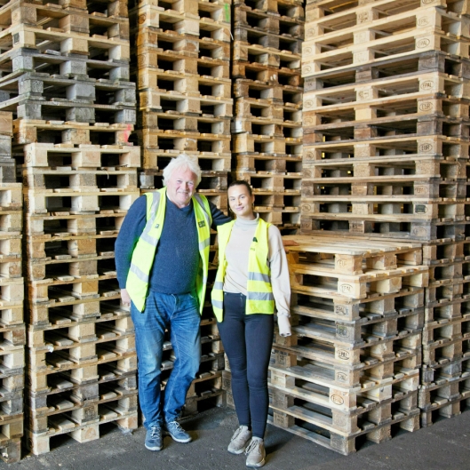 VIKTIG LASTBÆRER: Thorbjørn Werner og Elin Fohlin i Bring Warehousing har mange paller i omløp til enhver tid, og svinn blir fort dyrt.