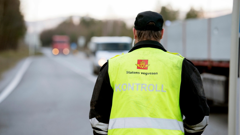 LOVENDRING: Lønns- og arbeidsvilkår for sjåførene kan snart bli kontrollert på stedet. Her fra en av Statens vegvesens tidligere utekontroller.