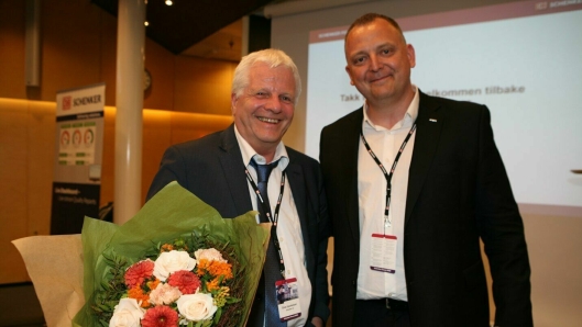 Schenker Forum 2018 var Einar Spurkelands siste reis for Schenker-konsernet. Her hedres han av salgs- og markedsdirektør Peter Stangeland. Foto: Per Dagfinn Wolden