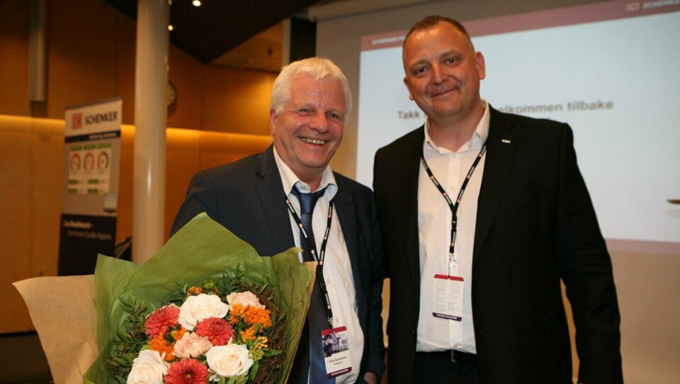 Schenker Forum 2018 var Einar Spurkelands siste reis for Schenker-konsernet. Her hedres han av salgs- og markedsdirektør Peter Stangeland. Foto: Per Dagfinn Wolden Schenker Forum 2018 var Einar Spurkelands siste reis for Schenker-konsernet. Her hedres han av salgs- og markedsdirektør Peter Stangeland. Foto: Per Dagfinn Wolden