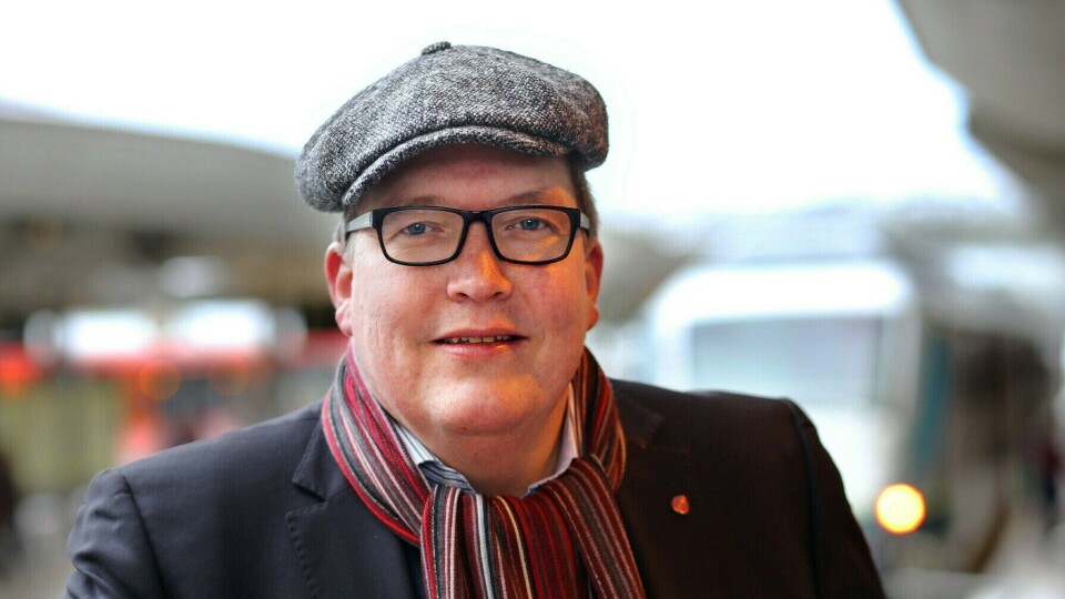 Sverre Myrli er stortingsrepresentant for Akershus og er Arbeiderpartiets transportpolitiske talsmann på Stortinget. Han er inne i sin femte stortingsperiode og har utdanning fra Høgskolen i Oslo og Handelshøjskolen i København. Han har permisjon fra jobb i Forsvarsbygg og var politisk rådgiver i Samferdselsdepartementet 1996-97. Myrli er opptatt av alle transportformer. Ikke minst det store omfanget av kabotasje som foregår i Norge i dag, både i lovlig og ulovlig form. Han er også sterk tilhenger av mer gods på bane og sjø. Sverre Myrli er stortingsrepresentant for Akershus og er Arbeiderpartiets transportpolitiske talsmann på Stortinget. Han er inne i sin femte stortingsperiode og har utdanning fra Høgskolen i Oslo og Handelshøjskolen i København. Han har permisjon fra jobb i Forsvarsbygg og var politisk rådgiver i Samferdselsdepartementet 1996-97. Myrli er opptatt av alle transportformer. Ikke minst det store omfanget av kabotasje som foregår i Norge i dag, både i lovlig og ulovlig form. Han er også sterk tilhenger av mer gods på bane og sjø.