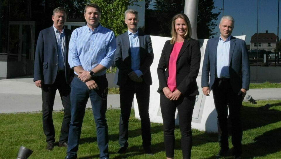 Felleskjøpet har signert en 15 år lang leieavtale med Thon Eiendom. Foran på bildet Roar Jørgensen og Annette Hofgaard. Bak fra venstre: Eirik Jensen, eiendomssjef Agri Eiendom, Halfdan Blytt, direktør produksjon og vareforsyning, Henrik Krogh, daglig leder, Agri Eiendom.