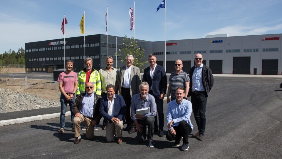 Representanter for både Hesselberg, Bulk og entreprenøren Thermica var til stede da Hesselberg fikk nøkkelen til sitt nye hjem onsdag. Bak fra venstre: Pål Rynning (Thermica), Magne Finsrud (Opak),  Rolf Borge-Aaserud (Thermica),Hans-Jacob Hansen (HJH Rådgivning), Dag Klem (Bulk), Robin Kämpe (Thermica), Rune Bang (Bulk) Foran fra venstre: Bjarne Corwin (Hesselberg), Kai Paulshus (Hesselberg), Espen Tønsberg (Bulk), Erik Solås (Hesselberg).